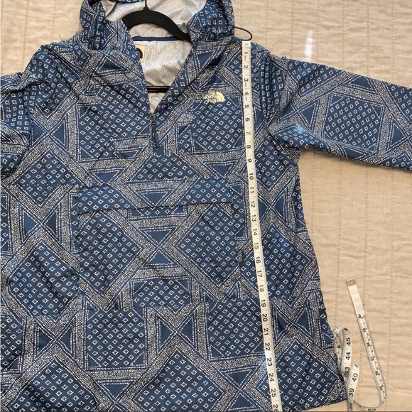 The north face rain jacket/wind breaker - Picture 7 of 7